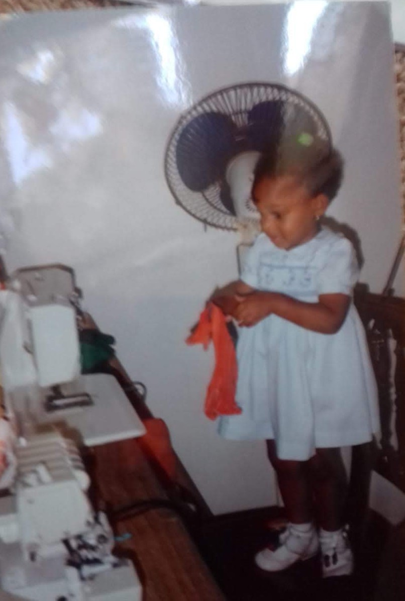 Stessie enfant, près de l'atelier de couture familial